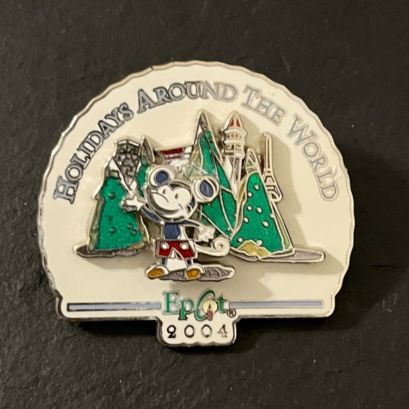 Disney Holidays Around The World Pass Holder Exclusive 2004 Push Pin - Picture 1 of 12